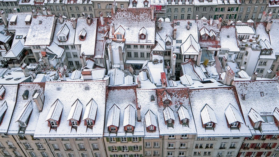 Blick über verschneite Altstadt-Dächer